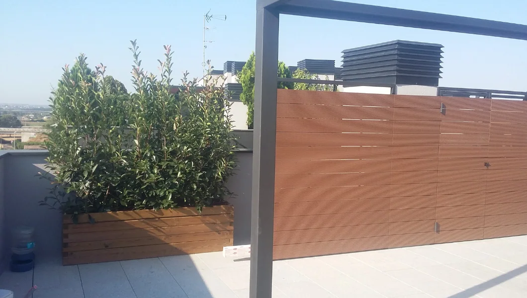 Piscina amb terrassa de fusta construïda per Pronova Constructora a Lleida